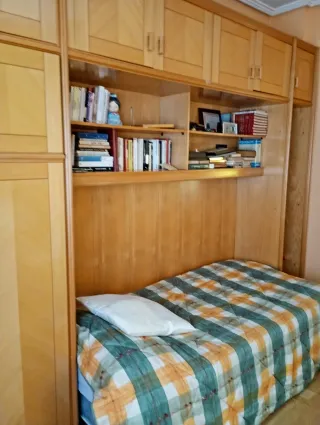 Habitación juvenil con cama y armario