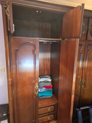 Armario clásico de madera