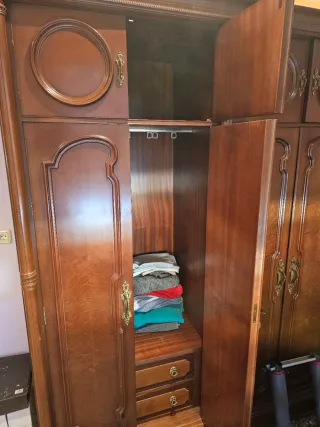 Armario clásico de madera