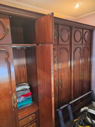 Armario clásico de madera