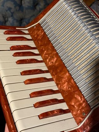 Acordeón rojo y blanco CASA AMÉRICA