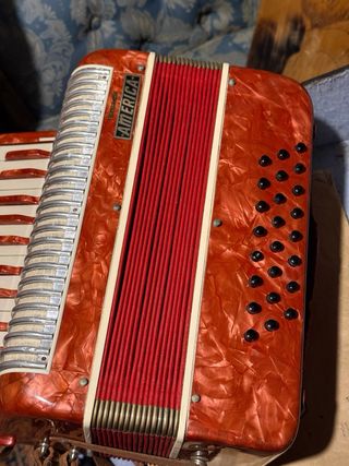 Acordeón rojo y blanco CASA AMÉRICA