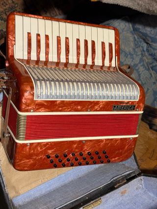 Acordeón rojo y blanco CASA AMÉRICA