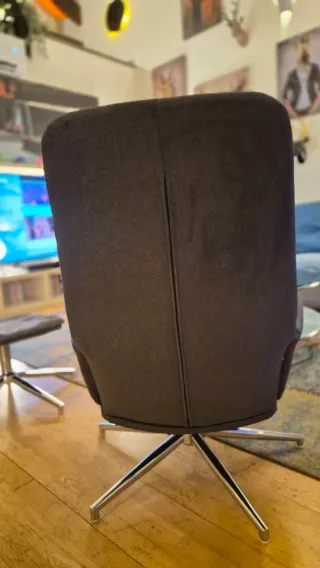 Sillón y reposapiés de tela gris