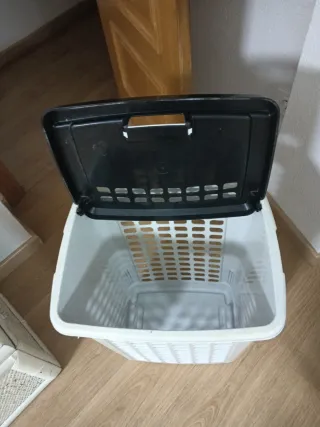 Cesto Ropa Sucia Blanco Tapa Negra,marca cuver.