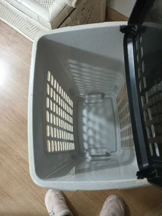 Cesto Ropa Sucia Blanco Tapa Negra,marca cuver.