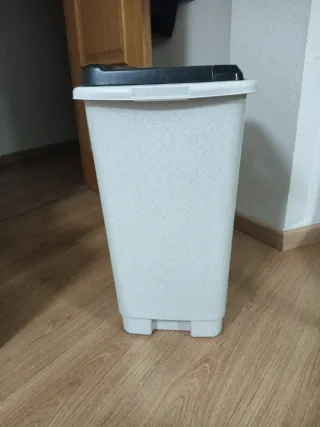 Cesto Ropa Sucia Blanco Tapa Negra,marca cuver.