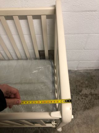 Cuna de bebé color crema/blanco