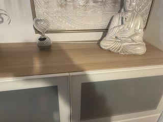 Aparador blanco y madera con puertas de cristal