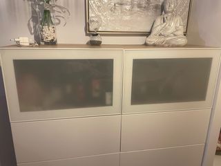 Aparador blanco y madera con puertas de cristal