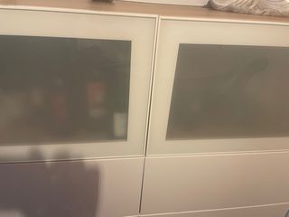 Aparador blanco y madera con puertas de cristal