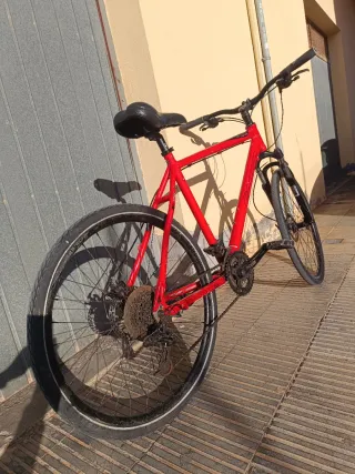 Bicicleta de montaña roja