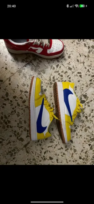 Zapatillas deportivas blancas y amarillas