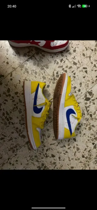 Zapatillas deportivas blancas y amarillas