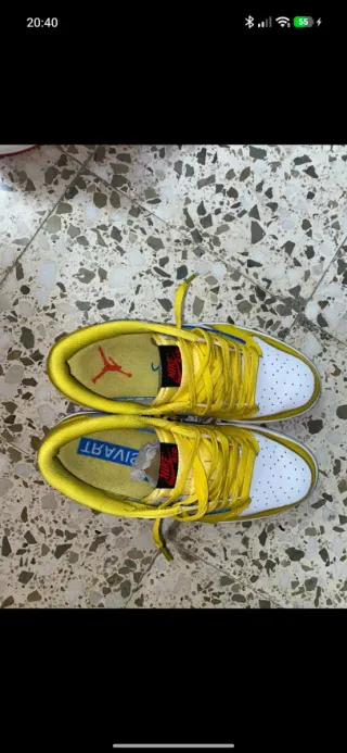 Zapatillas deportivas blancas y amarillas