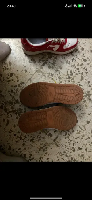 Zapatillas deportivas blancas y amarillas