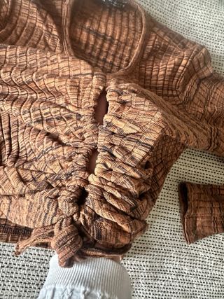 Top crop Zara fruncido marrón y negro