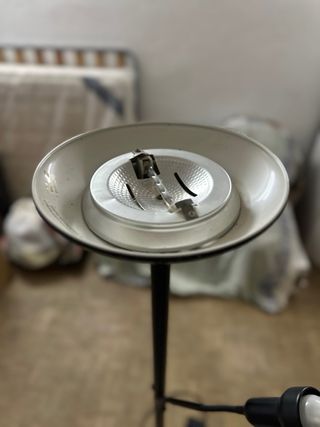 Lámpara de pie negra con brazo regulable