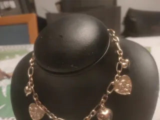 Collar dorado con dijes de corazón