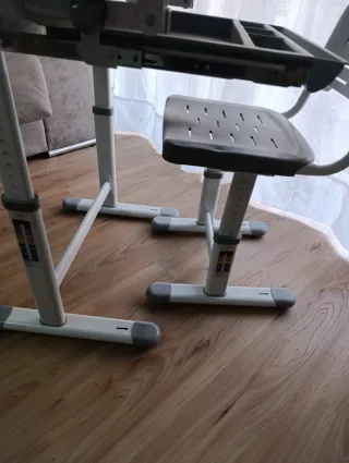 Mesa estudio plegable gris y blanca