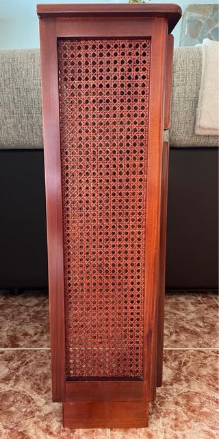 Mueble cubre radiador de madera y ratán