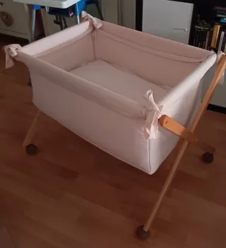 Minicuna rosa con ruedas
