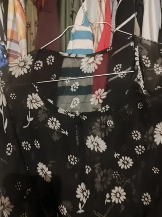 Blusa negra con lunares y vestidos con flores