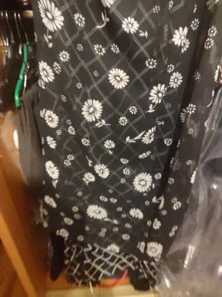 Blusa negra con lunares y vestidos con flores