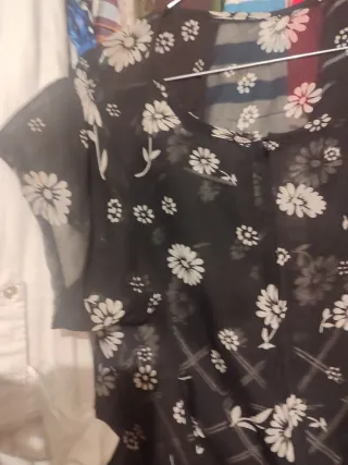 Blusa negra con lunares y vestidos con flores