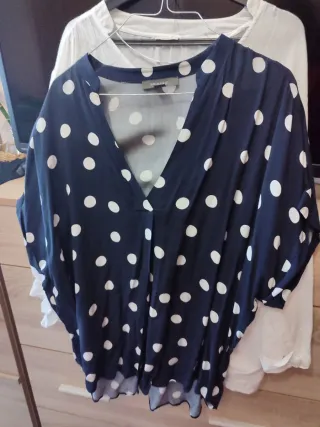 Blusa negra con lunares y vestidos con flores