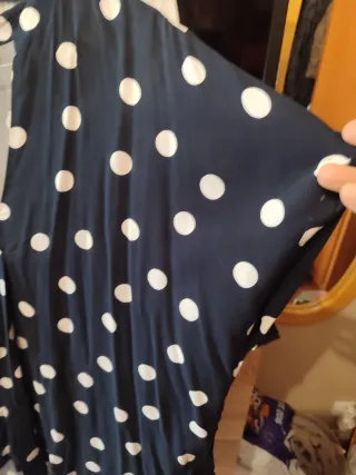 Blusa negra con lunares y vestidos con flores