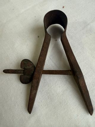 Compás antiguo de hierro