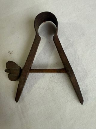 Compás antiguo de hierro