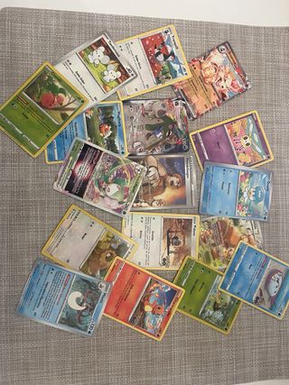 Paquete de 5 cartas Pokémon.