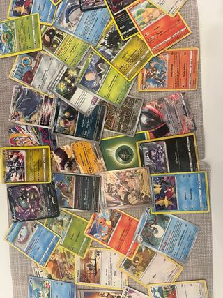 Paquete de 5 cartas Pokémon.