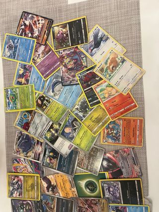 Paquete de 5 cartas Pokémon.