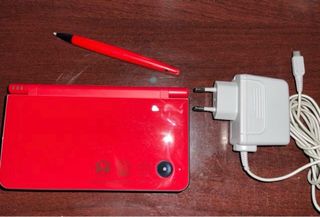 Nintendo DSi XL Rosso + Caricabatterie e Stilo