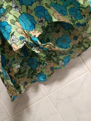 Falda Stradivarius floral verde y azul