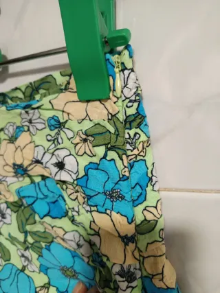 Falda Stradivarius floral verde y azul