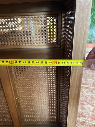 Mueble cubre radiador de madera con rejilla