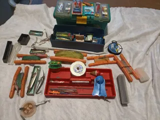 Caja de pesca con plomos, anzuelos y señuelos
