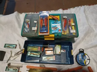 Caja de pesca con plomos, anzuelos y señuelos