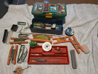 Caja de pesca con plomos, anzuelos y señuelos