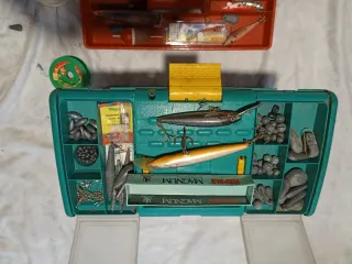 Caja de pesca con plomos, anzuelos y señuelos