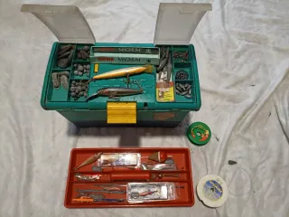 Caja de pesca con plomos, anzuelos y señuelos