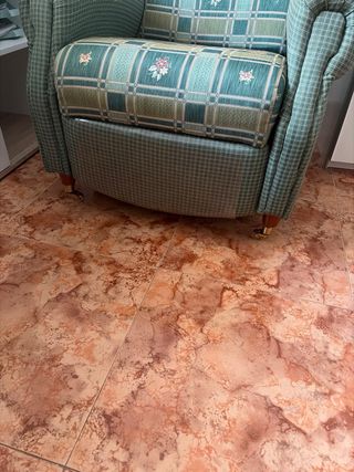 Sillón de tela estampado floral