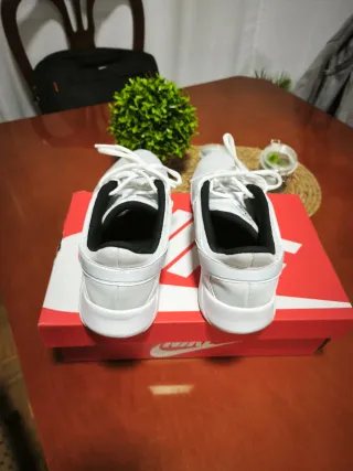Zapatillas Nike Blancas y Negras