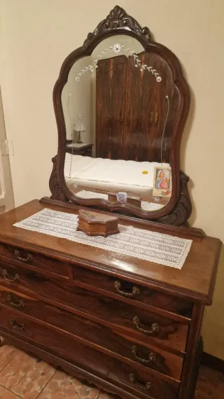 Cómoda de madera con espejo