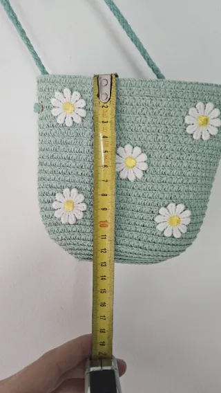 Borsetta verde con fiori bianchi