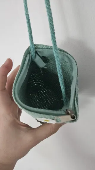 Borsetta verde con fiori bianchi